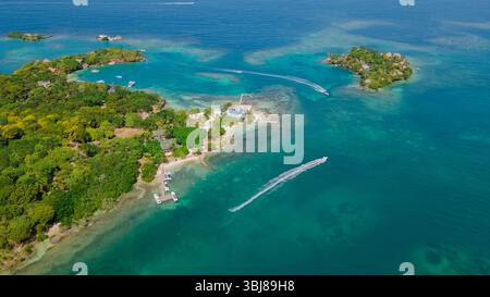 Atemberaubende Aussicht auf die Rosario-Inseln in Cartagena, Kolumbien, mit üppigem Grün und türkisfarbenem Wasser, perfekt für Tourismus und Urlaub. Stockfoto