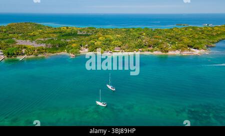 Ein atemberaubender Blick aus der Vogelperspektive auf die ruhigen Rosario-Inseln in der Nähe von Cartagena mit kristallklarem Wasser und üppigem Grün. Stockfoto