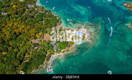 Atemberaubender Blick aus der Vogelperspektive auf die üppig grünen Rosario-Inseln mit türkisfarbenem Wasser und ruhigen Stränden, perfekt für den Tourismus in Kolumbien. Stockfoto