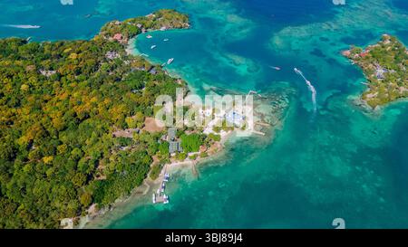 Atemberaubende Aussicht auf die Rosario-Inseln mit üppigem Grün und türkisfarbenem Wasser, perfekt für Kolumbien Tourismus und Urlaub in Cartagena. Stockfoto