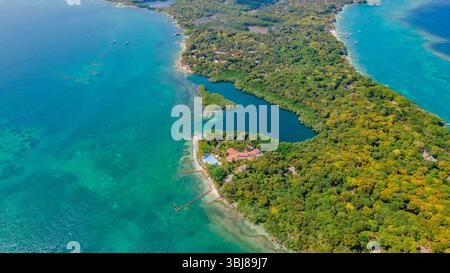 Atemberaubende Aussicht aus der Vogelperspektive auf die üppigen Rosario-Inseln in Cartagena, Kolumbien, mit klarem türkisfarbenem Wasser und lebendigem Grün. Stockfoto