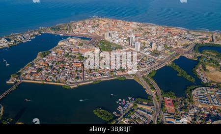 Atemberaubende Aussicht auf Cartagena aus der Vogelperspektive mit der wunderschönen Küste, den üppigen Wasserstraßen und der pulsierenden Stadtlandschaft, perfekt für Tourismus und Urlaubs-Inspiration. Stockfoto