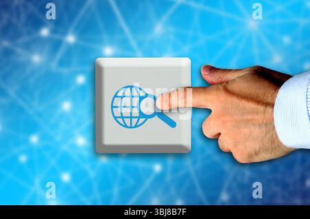 Man Finger drückt eine Taste als Konzept für die Suche nach Online-Informationen Stockfoto
