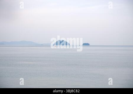 Incheon, Südkorea - 19. Mai 2025: Zwei kleine Inseln erheben sich aus dem ruhigen Wasser des Gelben Meeres, von der Küste nahe Jeongseojin am westen aus gesehen Stockfoto