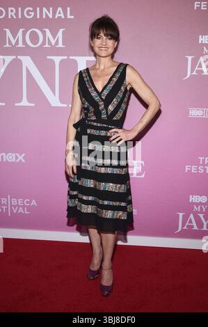 New York, USA. Juni 2025. Carla Gugino besucht die Premiere von My Mom Jayne: A Film von Mariska Hargitay während des Tribeca Festivals 2025 in der Carnegie Hall, New York, NY 13. Juni 2025 (Foto: Anthony Behar/SIPA USA) Credit: SIPA USA/Alamy Live News Stockfoto