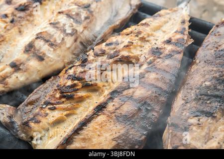 Gegrillte Makrelenfischfilets auf dem Grill. Nahaufnahme. Stockfoto
