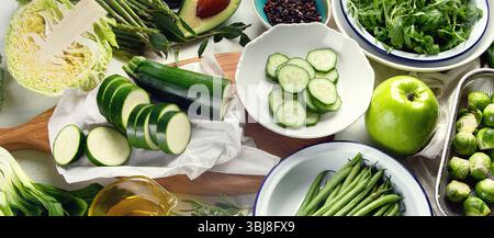 Grünes Gemüse für gesundes Kochen. Vegetarische und vegane Speisen. Gesunde Ernährung Konzept. Stockfoto