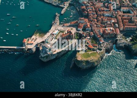 Aus der Vogelperspektive von castro urdiales, spanien, mit der mittelalterlichen Burg, Kirche, Hafen und dem farbenfrohen Stadtbild, das sich an der kantabrien schmiegt Stockfoto