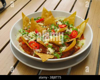 Eine Schüssel veganer Nachos und Chllli con Carne Stockfoto