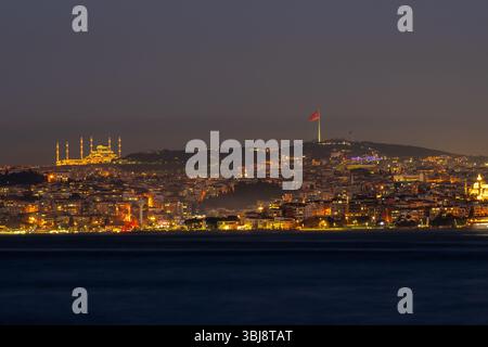 Camlica Moschee bei Nacht, die größte Moschee in Istanbul. Wunderschöne Aussicht auf Istanbul. Türkei Stockfoto