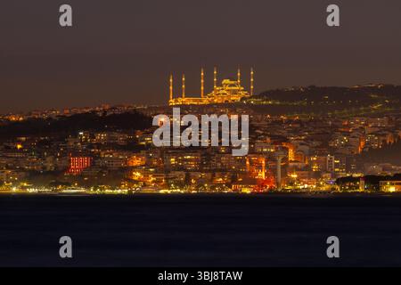 Camlica Moschee bei Nacht, die größte Moschee in Istanbul. Wunderschöne Aussicht auf Istanbul. Türkei Stockfoto