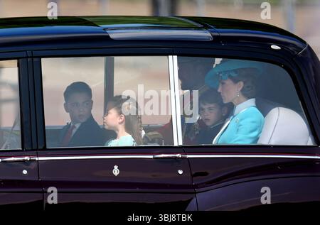 Prinz George, Prinzessin Charlotte, der Prinz von Wales, Prinz Louis und die Prinzessin von Wales treffen im Buckingham Palace ein, bevor König Karl III. Seinen offiziellen Geburtstag feiert. Bilddatum: Samstag, 14. Juni 2025. Stockfoto