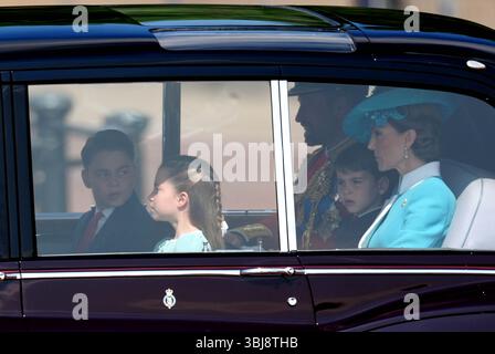 Prinz George, Prinzessin Charlotte, der Prinz von Wales, Prinz Louis und die Prinzessin von Wales treffen im Buckingham Palace ein, bevor König Karl III. Seinen offiziellen Geburtstag feiert. Bilddatum: Samstag, 14. Juni 2025. Stockfoto