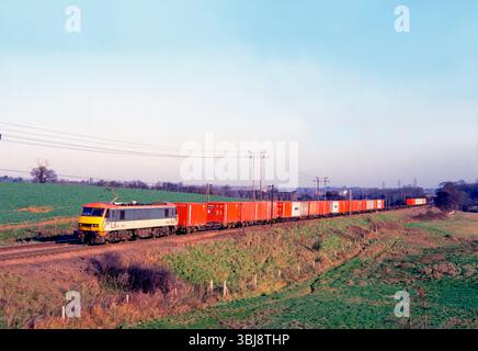 Elektrolokomotive der Baureihe 90 Nr. 90130 in einer Nachbildung der SNCF-Lackierung, die am 16. Dezember 1994 in einem freightliner auf der Belstead Bank arbeitete. Stockfoto