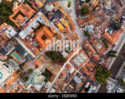 Atemberaubendes Panorama von oben nach unten auf Sarajevos historische Altstadt und Moscheen Stockfoto