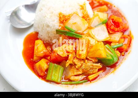 Gebratener Sauer und Süßes mit Schweinefleisch mit Reis. Schließen Sie thailändische Speisen mit natürlichem Licht. Stockfoto