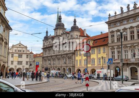 PRAG, TSCHECHISCH - 26. OKTOBER 2023: Dies ist die historische Entwicklung des Malostranska-Platzes. Stockfoto