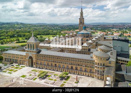 Luftaufnahme der Kulturstadt La Laboral in Gijon, Asturien, Nordspanien Stockfoto
