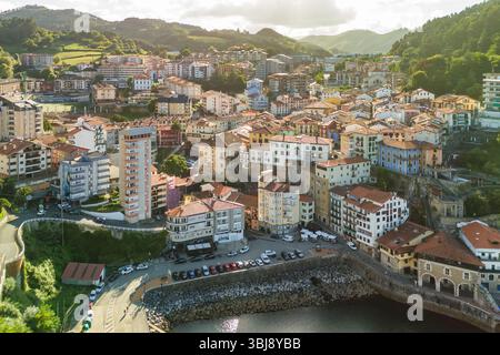 Luftaufnahme der Küstenstadt Mutriko in Biskaya, Baskenland, Spanien Stockfoto