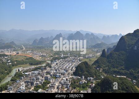 Ein Blick aus der Vogelperspektive auf die Stadt Xingping und die Karstberge in der Nähe von Yangshuo Stockfoto