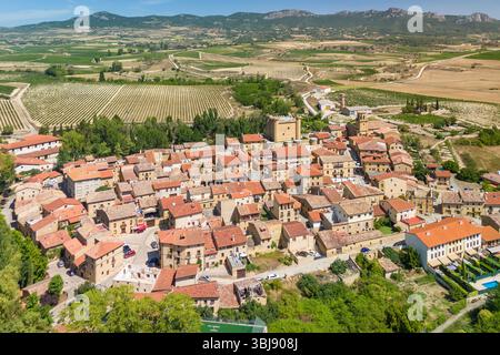 Aus der Vogelperspektive des mittelalterlichen Dorfes Sajazarra, La Rioja, Spanien Stockfoto