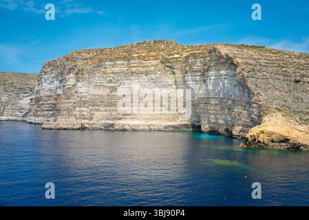 Malta Cliff Gozo, Blick über die Xlendi Bay in Richtung der steilen Klippen entlang der Südküste der Insel Gozo, Malta Stockfoto
