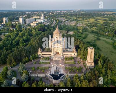 Abendlicher Flug Über Lisieux City, Normandie, Frankreich Stockfoto