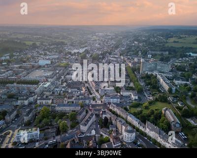 Abendlicher Flug Über Lisieux City, Normandie, Frankreich Stockfoto