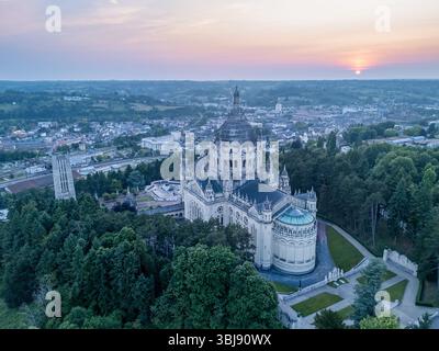 Abendlicher Flug Über Lisieux City, Normandie, Frankreich Stockfoto