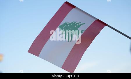Libanesische Flagge. Der Konflikt zwischen Israel und dem Libanon. Stockfoto