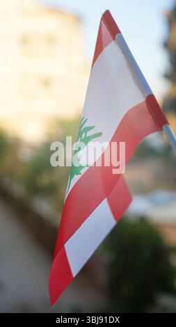 Libanesische Flagge. Der Konflikt zwischen Israel und dem Libanon. Stockfoto