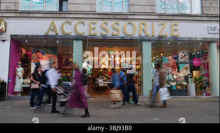 Fußgänger gehen am Accessorize Store in der Oxford Street, London, vorbei. Stockfoto