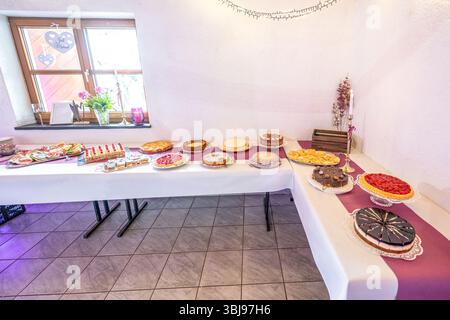 Schokoriegel rosa Hochzeitsdekor auf festlichem Tisch mit Desserts, Erdbeertartlet und Cupcakes. Stockfoto