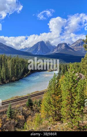 Morant’s Curve im Banff National Park, Alberta, Kanada. Eine malerische Eisenbahnkurve entlang des Bow River, eingerahmt von immergrünen Wäldern. Stockfoto