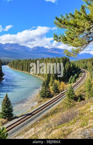 Morant’s Curve im Banff National Park, Alberta, Kanada. Eine malerische Eisenbahnkurve entlang des Bow River, eingerahmt von immergrünen Wäldern. Stockfoto