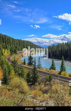 Morant’s Curve im Banff National Park, Alberta, Kanada. Eine malerische Eisenbahnkurve entlang des Bow River, eingerahmt von immergrünen Wäldern. Stockfoto