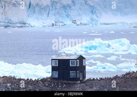 Die Chilenische González Videla Antarktisbasis (Wissenschaftliche Forschungsstation) Am Wasserbootpunkt In Der Paradise Bay Auf Dem Antarktischen Festland, Antarktis Stockfoto
