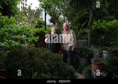 (250614) -- PEKING, 14. Juni 2025 (Xinhua) -- Cheng Jiyue (R), ein Experte für Architektur im Hui-Stil, und seine Frau Tong Jianying werden am 10. April 2025 in einem Innenhof im Bezirk Tunxi der Stadt Huangshan in der ostchinesischen Provinz Anhui abgebildet. 1988 wurde in Frankfurt der Chunhua Garden, ein klassischer Garten im Hui-Stil, entworfen und gebaut. Es wurde von Cheng Jiyue, einem Experten für Architektur im Hui-Stil Chinas, und seinen Teammitgliedern entworfen und geplant. Der Stil des Gartens basiert auf traditionellen Hui-Stilarchitekturen wie dem Tan'gan Garden und anderen traditionellen Dörfern in CH Stockfoto