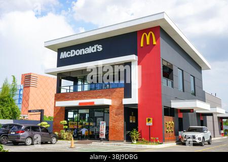 McDonald's Corporation ist ein amerikanisches Fast-Food-Restaurant. Franchise-Unternehmen verkauft Hamburger, Hühnchen, Hühnchen-Sandwiches und Pommes frites. Stockfoto