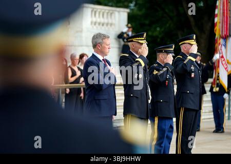 (L-R) Armeeminister Daniel Driscoll, Stabschef der Armee General Randy George, Generalmajor der Armee Michael Weimer und Kommandierender General der Joint Tsk-Force National Capital Region Gen.Trevor Bredenkamp nehmen am Samstag, den 14. Juni 2025, an einer Zeremonie der Armee mit voller Ehre Teil, die zum 250. Geburtstag der Armee auf dem Grabmal des Unbekannten Soliders auf dem Arlington National Cemetery in Arlington, Virginia, teilnehmen. Später heute feiert die Armee ihren 250. Geburtstag, der mit Präsident Donald Trumps Geburtstag zusammenfällt, mit einer Parade mit Armeeausrüstung, Überführungen und Feuerwerk Stockfoto