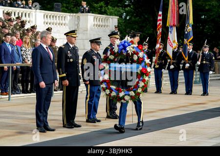 (L-R) Armeeminister Daniel Driscoll, Stabschef der Armee General Randy George, Generalmajor der Armee Michael Weimer und Kommandierender General der Joint Tsk-Force National Capital Region Gen.Trevor Bredenkamp nehmen am Samstag, den 14. Juni 2025, an einer Zeremonie der Armee mit voller Ehre Teil, die zum 250. Geburtstag der Armee auf dem Grabmal des Unbekannten Soliders auf dem Arlington National Cemetery in Arlington, Virginia, teilnehmen. Später heute feiert die Armee ihren 250. Geburtstag, der mit Präsident Donald Trumps Geburtstag zusammenfällt, mit einer Parade mit Armeeausrüstung, Überführungen und Feuerwerk Stockfoto