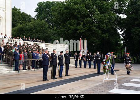 (L-R) Armeeminister Daniel Driscoll, Stabschef der Armee General Randy George, Generalmajor der Armee Michael Weimer und Kommandierender General der Joint Tsk-Force National Capital Region Gen.Trevor Bredenkamp nehmen am Samstag, den 14. Juni 2025, an einer Zeremonie der Armee mit voller Ehre Teil, die zum 250. Geburtstag der Armee auf dem Grabmal des Unbekannten Soliders auf dem Arlington National Cemetery in Arlington, Virginia, teilnehmen. Später heute feiert die Armee ihren 250. Geburtstag, der mit Präsident Donald Trumps Geburtstag zusammenfällt, mit einer Parade mit Armeeausrüstung, Überführungen und Feuerwerk Stockfoto