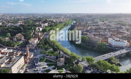 Skyline von Rom im italienischen Staat Latium. Wunderschöne Skyline. Reiseziel Europa. Touristisches Wahrzeichen. Skyline Von Rom. Stockfoto