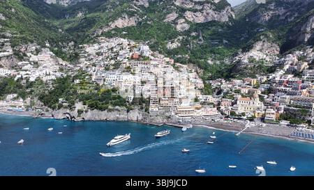 Landschaft der Amalfiküste in Neapel Italien. Reise-Skyline. Wunderschönes Reiseziel. Tropische Landschaft. Europäischer Sommer. Stockfoto