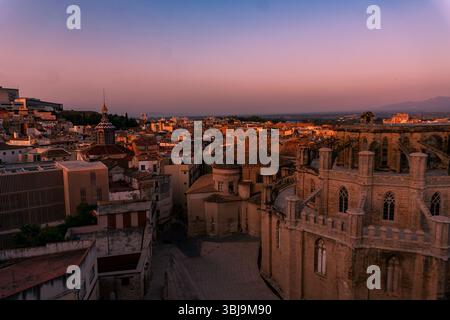 Sonnenaufgang über den Dächern von Tortosa in Katalonien, Spanien Stockfoto