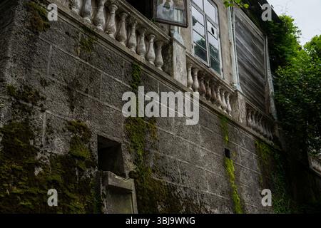 Die alte, schmutzige, schäbige Fassade des Gebäudes im Park Stockfoto