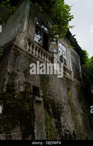 Die alte, schmutzige, schäbige Fassade des Gebäudes im Park Stockfoto