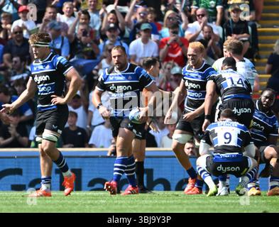 Allianz Stadium, London, Großbritannien. Juni 2025. Das Gallagher Premiership Rugby Final, Bath gegen Leicester Tigers; Thomas du Toit aus Bath, nachdem er in der 27. Minute 8-7 einen Versuch erzielt hatte. Credit: Action Plus Sports/Alamy Live News Stockfoto