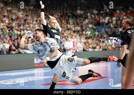 Köln, Deutschland. Juni 2025. Handball: Champions League, Füchse Berlin - HBC Nantes, Endrunde, Finale vier, Halbfinale, Lanxess Arena. Nantes Nicolas Tournat (l) wirft ein Tor. Hinter ihm steht Matthes Langhoff. Quelle: Marius Becker/dpa/Alamy Live News Stockfoto