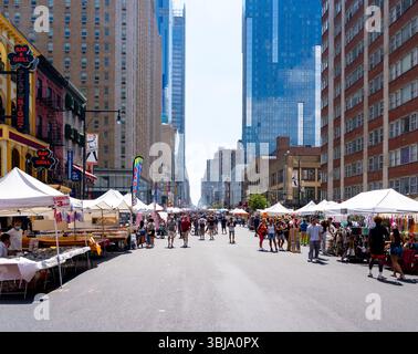 Besucher des 8th AVE Summer Festivals im Theaterviertel entlang der 8th AVE in New York, NY, USA. Stockfoto